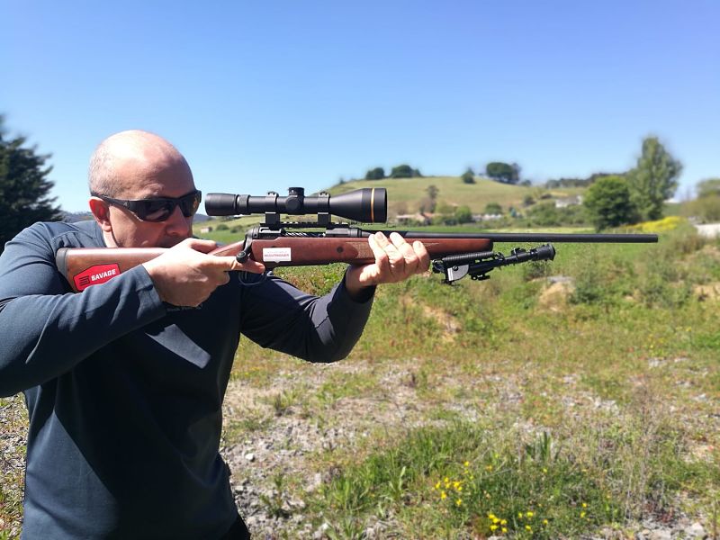 SAVAGE 11 Lightweight Hunter Disparando de pie